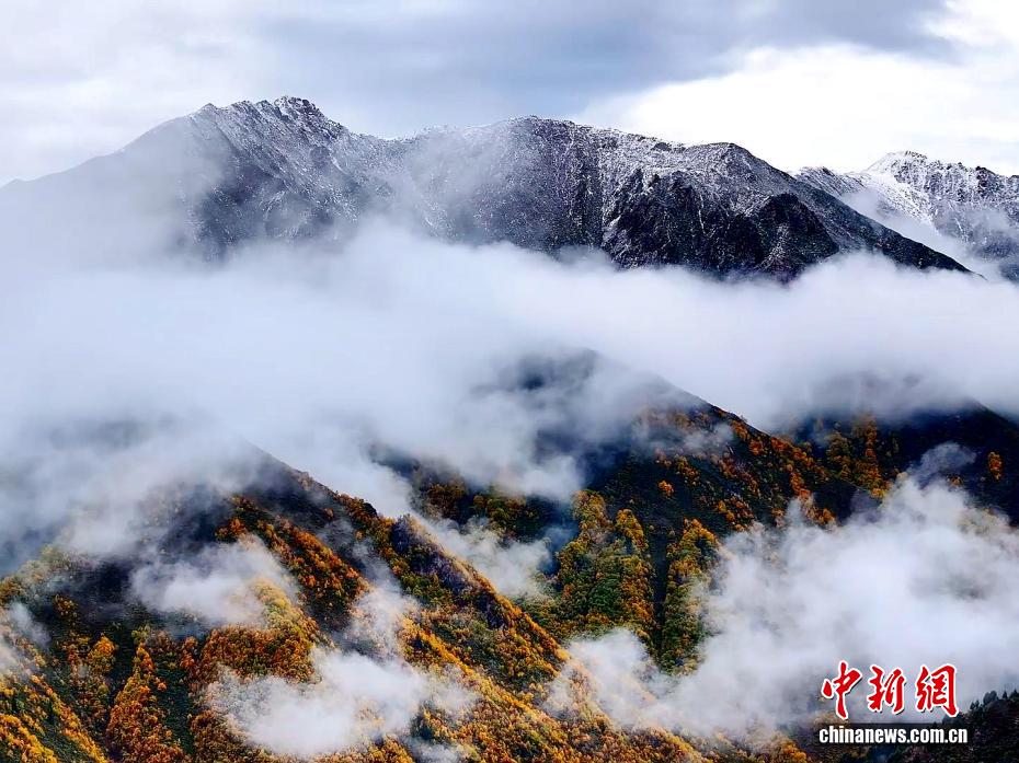 航拍高原深秋美景：雪覆山巅 秋染山河