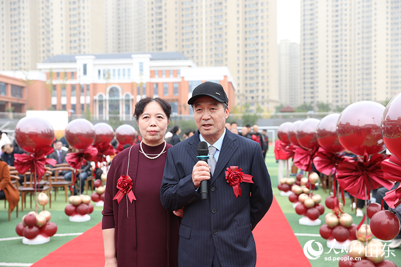 一对金婚夫妇在现场分享了他们相濡以沫的感人故事。人民网记者 刘祺摄