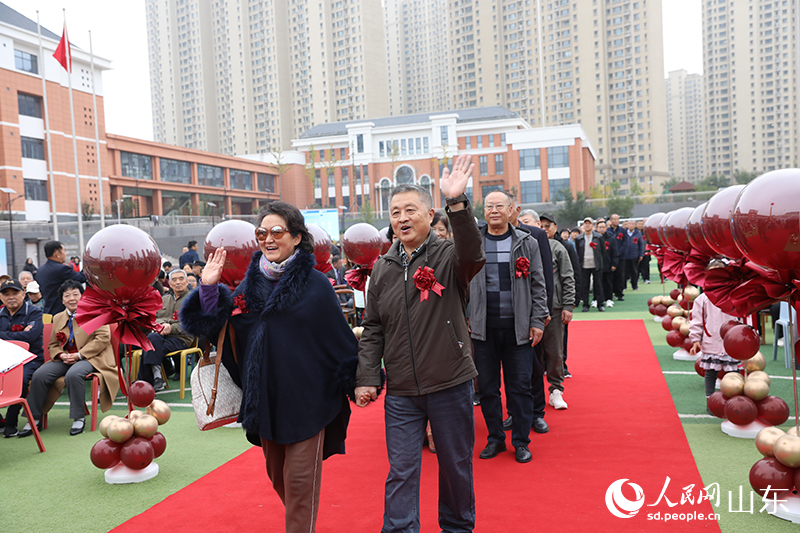 99对金婚老人在学生志愿者的引导与祝福下，携手踏上红毯，重现数十年前的美好瞬间。人民网记者 刘祺摄