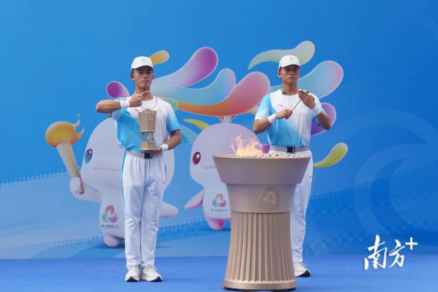 11月2日,火种护卫队员在收火仪式上。