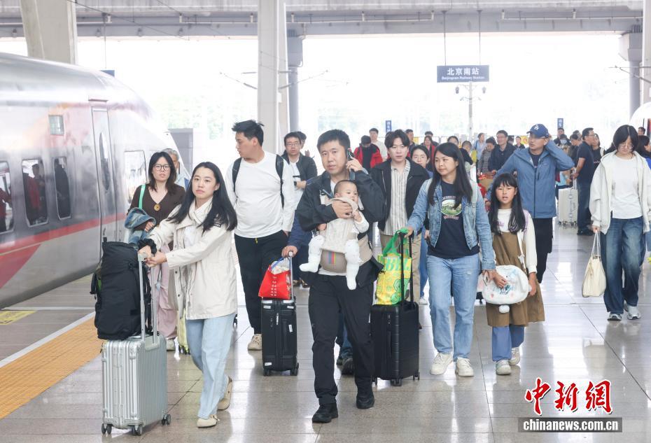 1至10月中国铁路发送旅客39.5亿人次 同比增长6.4%