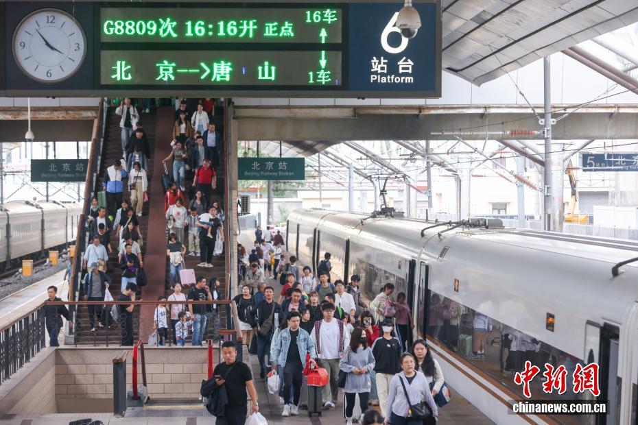 1至10月中国铁路发送旅客39.5亿人次 同比增长6.4%