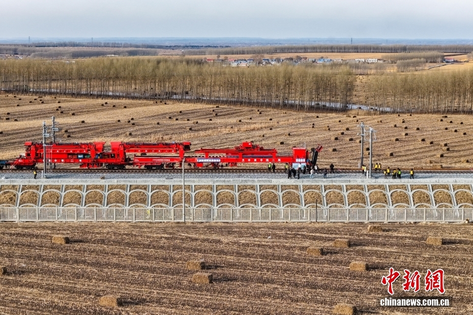 中国最北高铁哈伊高铁全线铺轨贯通