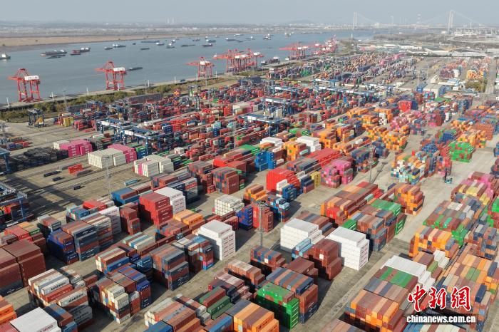 12月8日,航拍南京龙潭港进出口集装箱码头。当日,中国海关总署公布的最新数据显示,今年11月份,中国货物贸易增速回升,进出口总值3.9万亿元人民币,同比增长4.1%。(无人机照片) <a target='_blank' href='/'>中新社</a>记者 泱波 摄