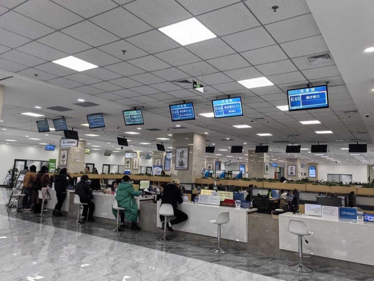 沈阳市大东区市场监督管理局将政务服务窗口&ldquo;搬&rdquo;到商户&ldquo;家门口&rdquo;，现场为经营主体集中办理并颁发营业执照。沈阳市营商局供图