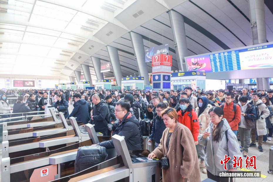 全国铁路迎来元旦假期返程客流高峰
