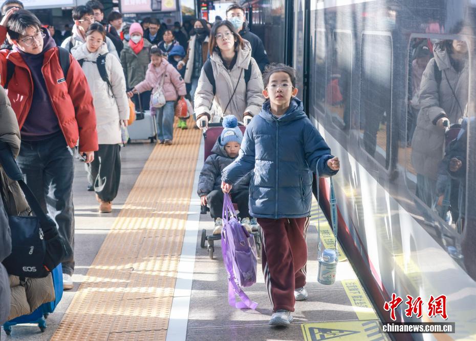 全国铁路迎来元旦假期返程客流高峰