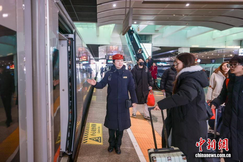 全国铁路迎来元旦假期返程客流高峰