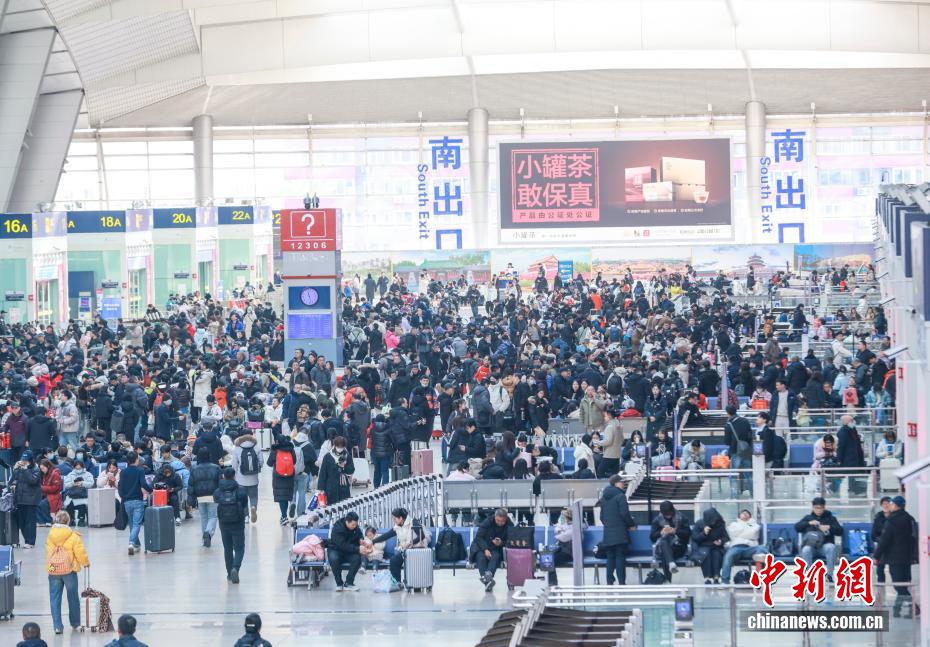 全国铁路迎来元旦假期返程客流高峰