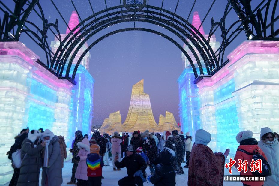 第42届哈尔滨国际冰雪节启幕