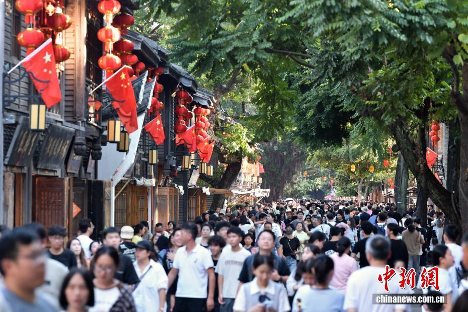 2025年中国国内居民出游人次65.22亿 同比增长16.2%