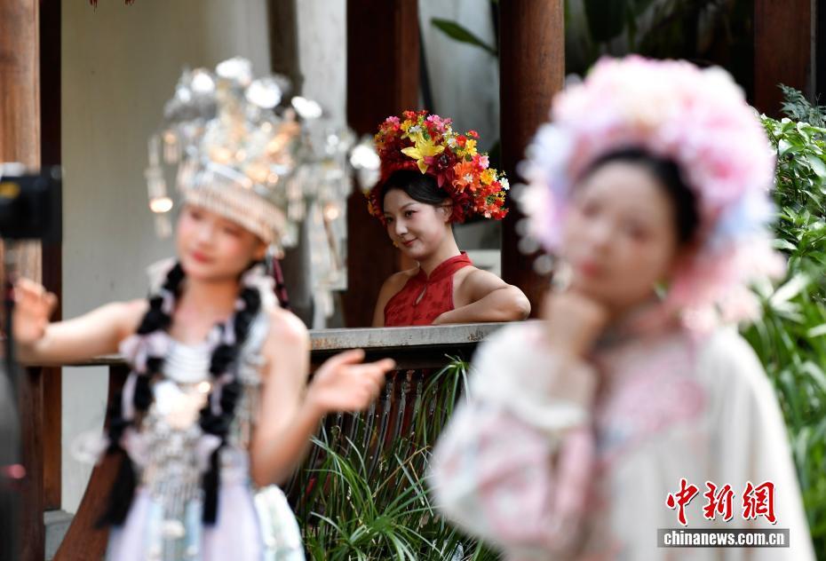 2025年中国国内居民出游人次65.22亿 同比增长16.2%