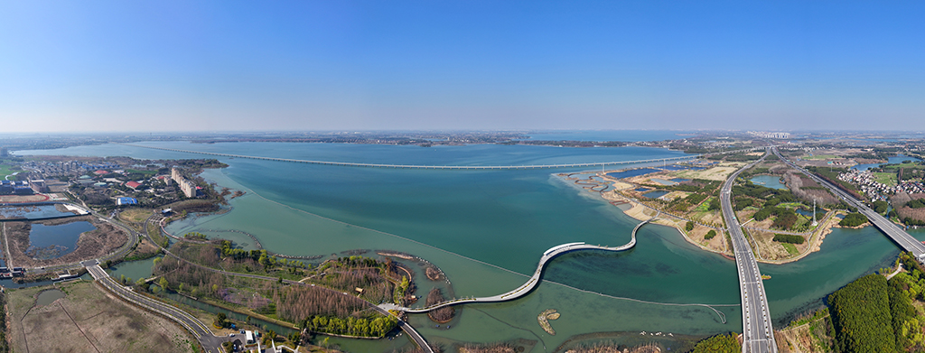 元荡慢行桥横卧元荡湖，连接江苏吴江和上海青浦两地（2025年3月17日摄，无人机照片）。近年来，江苏省苏州市吴江区与上海青浦、浙江嘉善通力协作，通过生态环境共保联治、智慧管理赋能生态安全、开展排污权交易试点等，持续夯实绿色发展根基，让长三角生态绿色一体化发展示范区底色更绿、环境更优、景色更美。新华社记者 季春鹏 摄