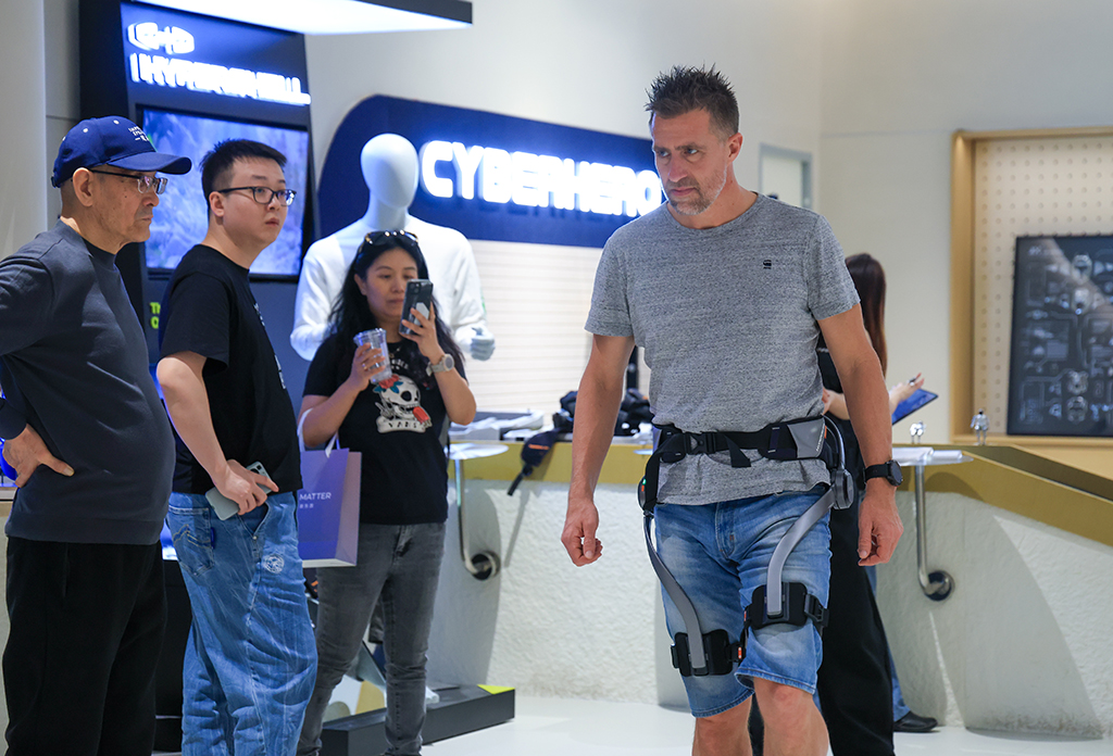 2026年1月18日，顾客在深圳市南山区的INNO100全球创新旗舰店体验外骨骼穿戴设备。新华社记者 毛思倩 摄