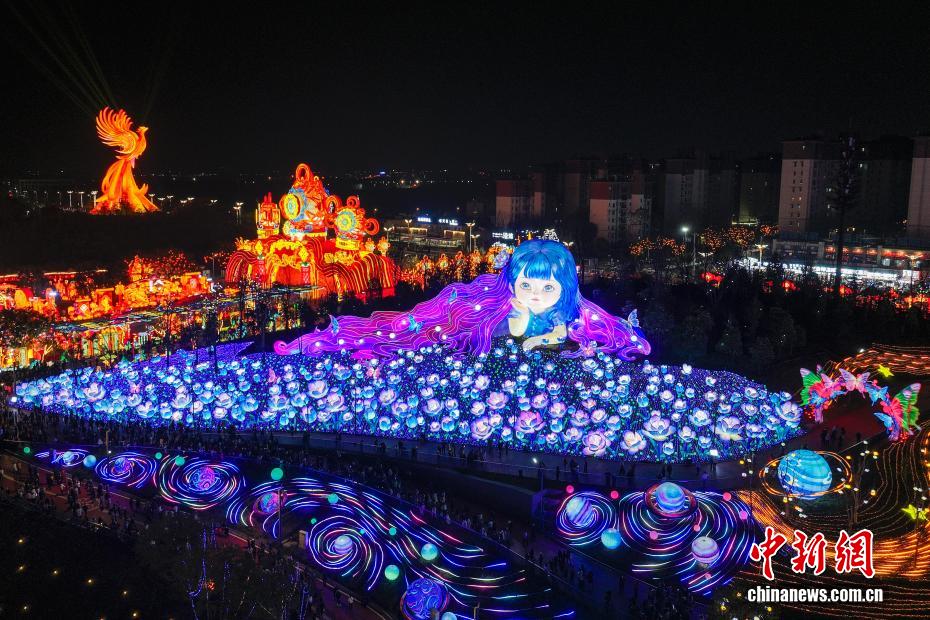 （新春见闻）航拍璀璨绽放的第32届自贡国际恐龙灯会