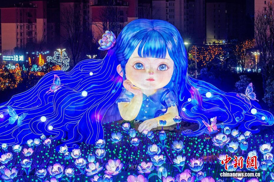 （新春见闻）航拍璀璨绽放的第32届自贡国际恐龙灯会