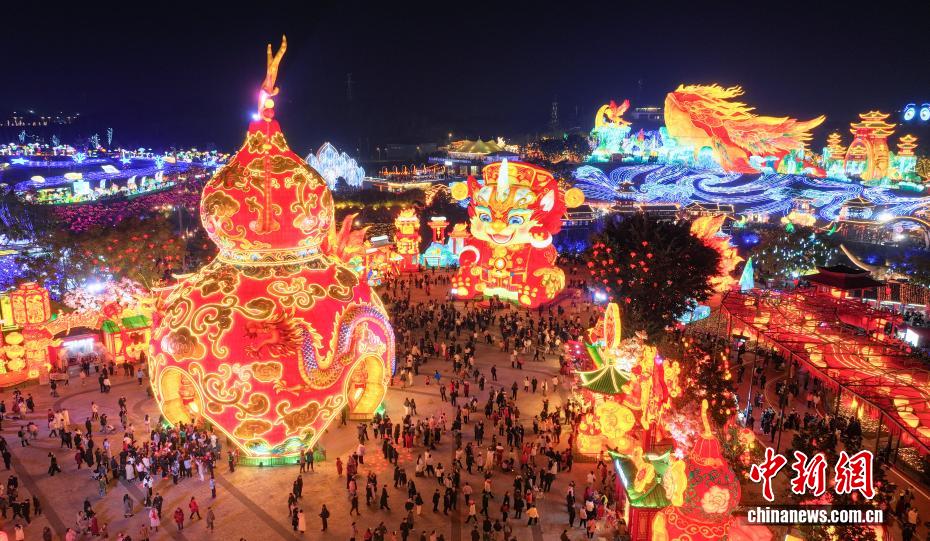 （新春见闻）航拍璀璨绽放的第32届自贡国际恐龙灯会