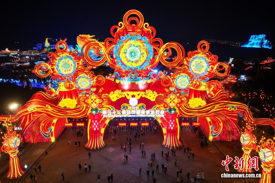 （新春见闻）航拍璀璨绽放的第32届自贡国际恐龙灯会
