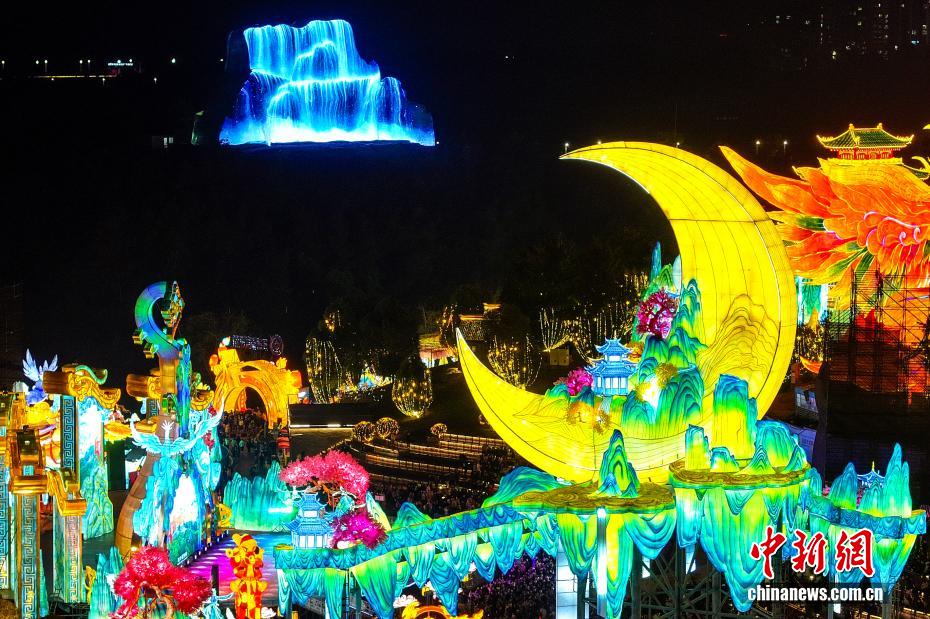 （新春见闻）航拍璀璨绽放的第32届自贡国际恐龙灯会