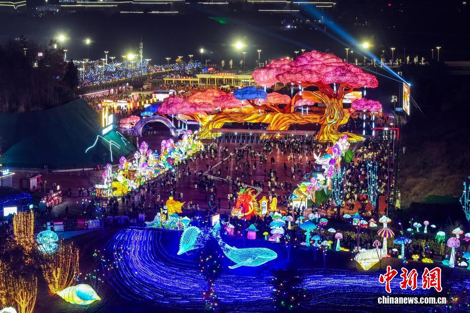 （新春见闻）航拍璀璨绽放的第32届自贡国际恐龙灯会