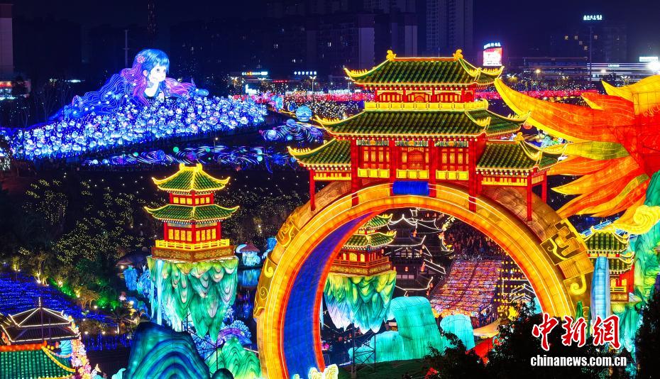 （新春见闻）航拍璀璨绽放的第32届自贡国际恐龙灯会