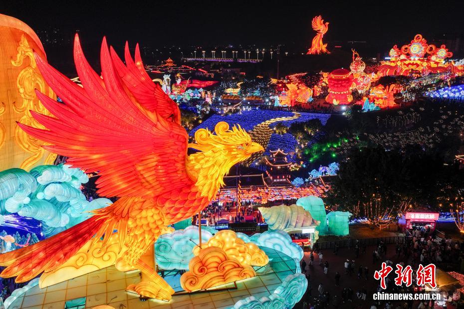 （新春见闻）航拍璀璨绽放的第32届自贡国际恐龙灯会