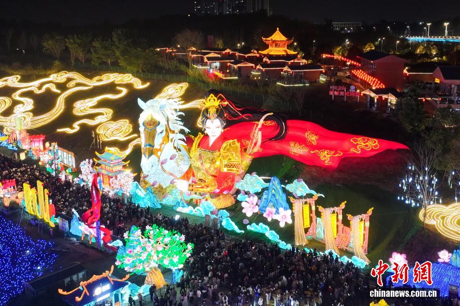 （新春见闻）航拍璀璨绽放的第32届自贡国际恐龙灯会