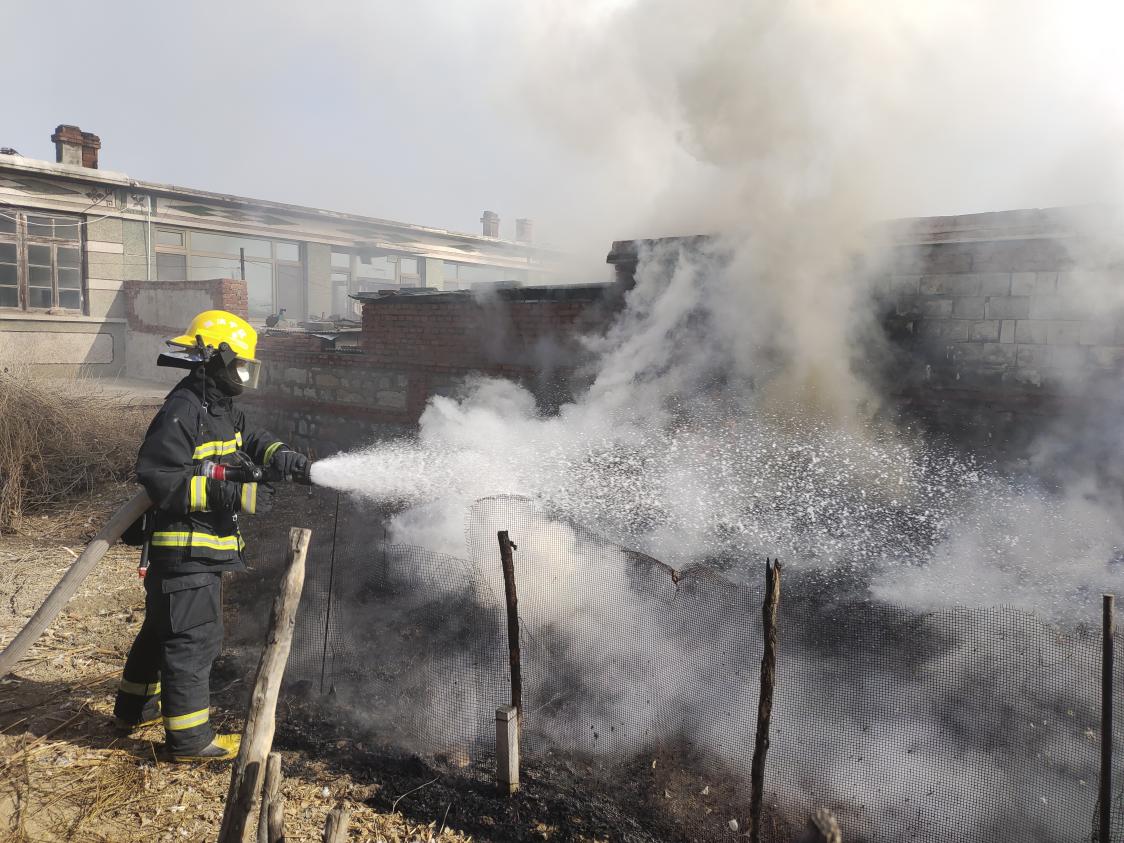 火灾处置现场。石山镇专职消防队迟浩摄