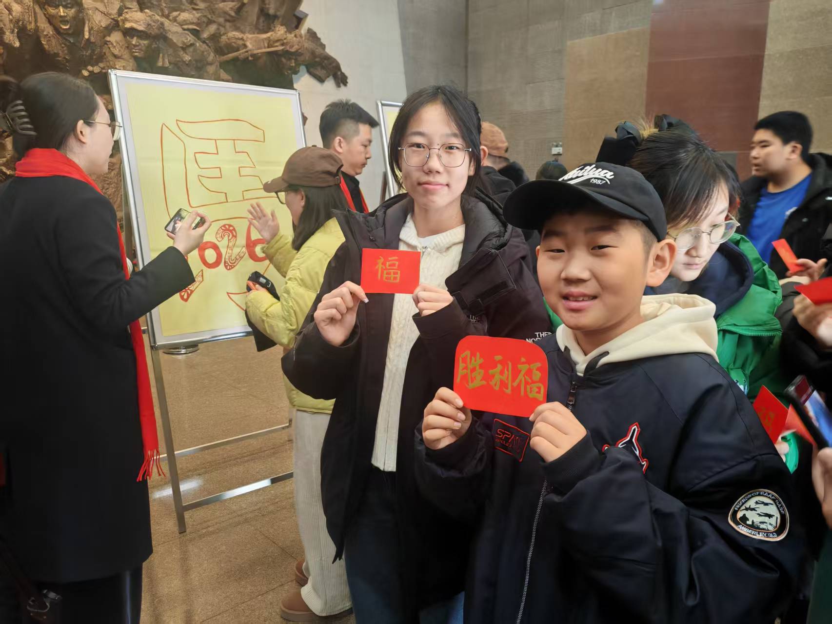 姐弟俩拿着福字，准备&ldquo;贴福&rdquo;。人民网记者 王子锋摄