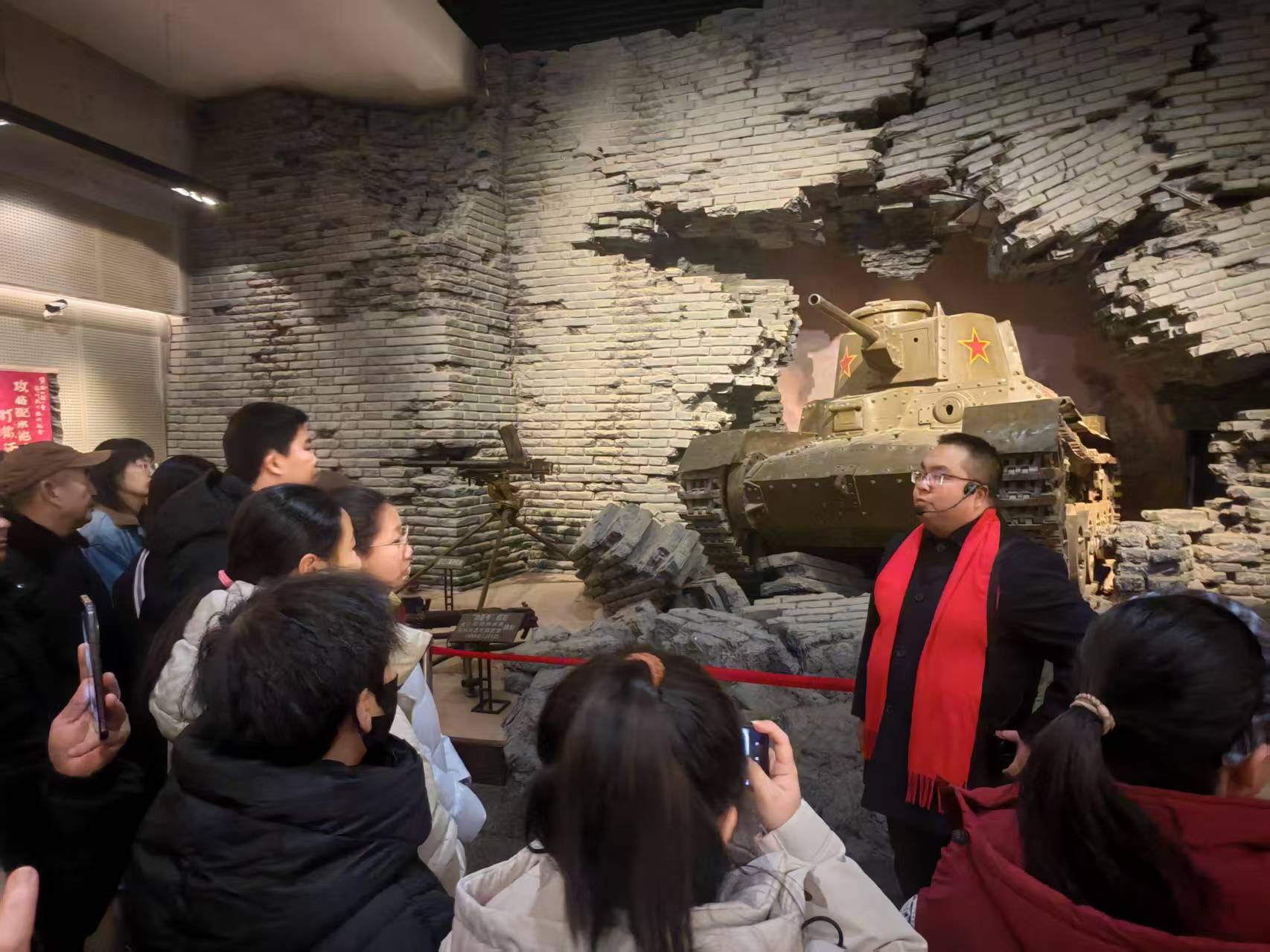 &ldquo;听福&rdquo;队伍正在听讲解员讲述红色故事。人民网记者 王子锋摄