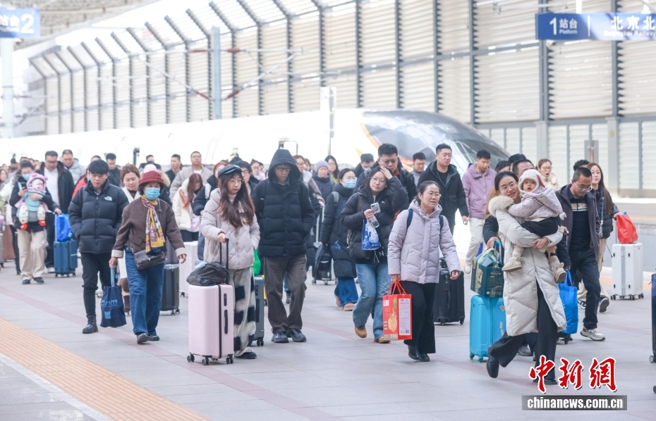 春节假期最后一天 全国铁路迎返程客流高峰