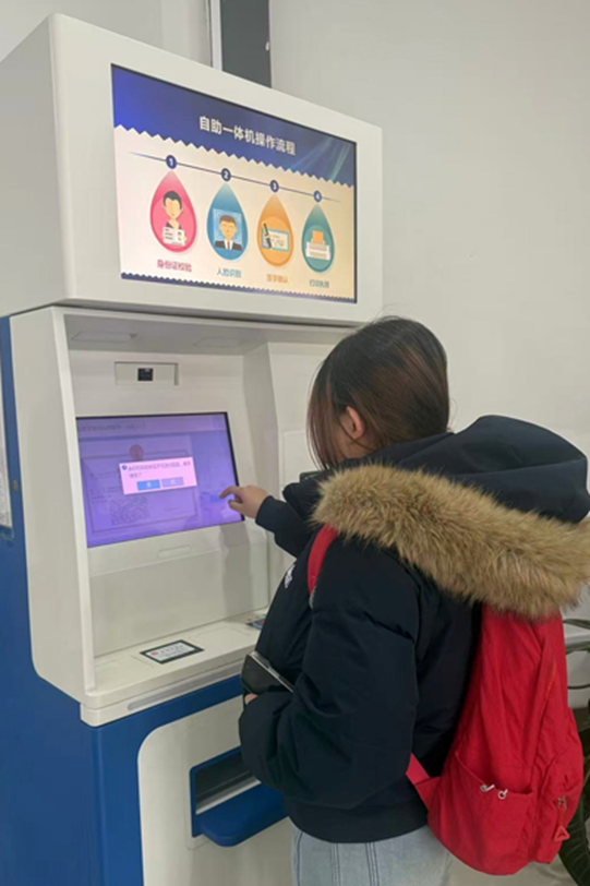 群众无需到窗口排队，在自助一体机上即可打印营业执照。人民网记者 孝媛摄