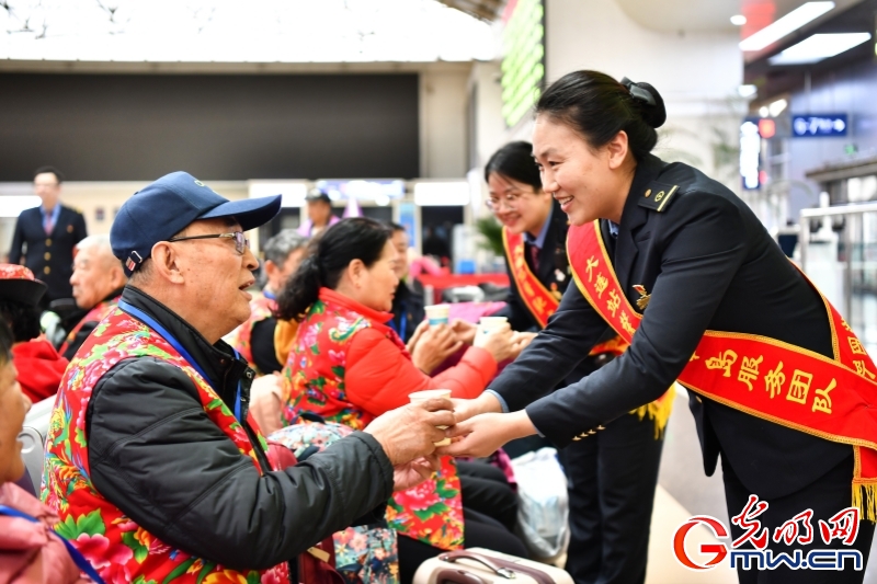 辽宁今年首趟银发旅游专列从大连启程
