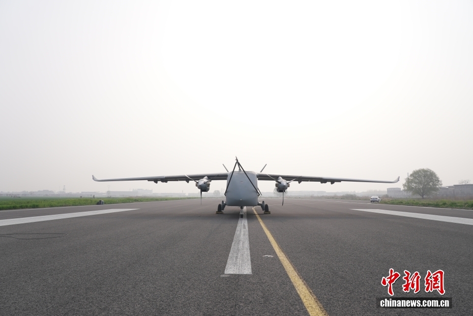 中国首款7吨级运投无人机长鹰-8在河南郑州首飞