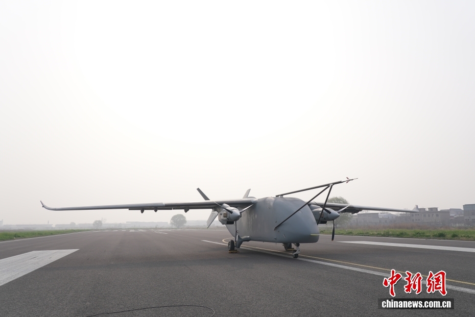 中国首款7吨级运投无人机长鹰-8在河南郑州首飞