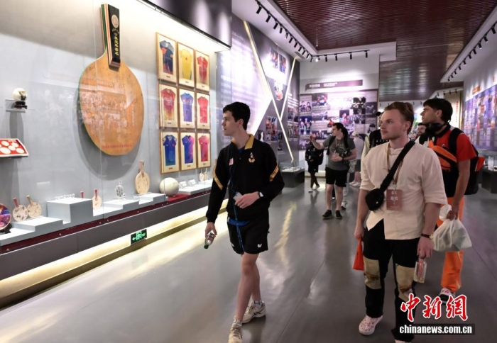 4月11日,“青年之友”中美青少年友好交流暨中美“乒乓外交”55周年纪念活动在河北石家庄举行。图为活动嘉宾参访河北正定国家乒乓球训练基地。<a target='_blank' href='/'>中新社</a>记者 翟羽佳 摄