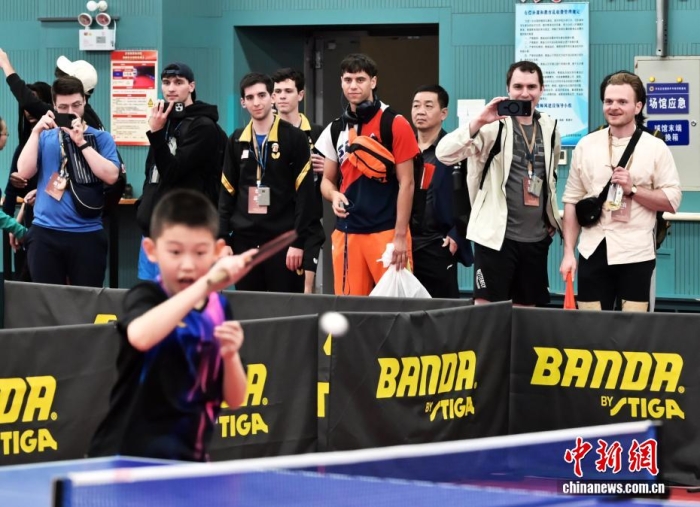 4月11日,“青年之友”中美青少年友好交流暨中美“乒乓外交”55周年纪念活动在河北石家庄举行。图为活动嘉宾参访河北正定国家乒乓球训练基地。<a target='_blank' href='/'>中新社</a>记者 翟羽佳 摄