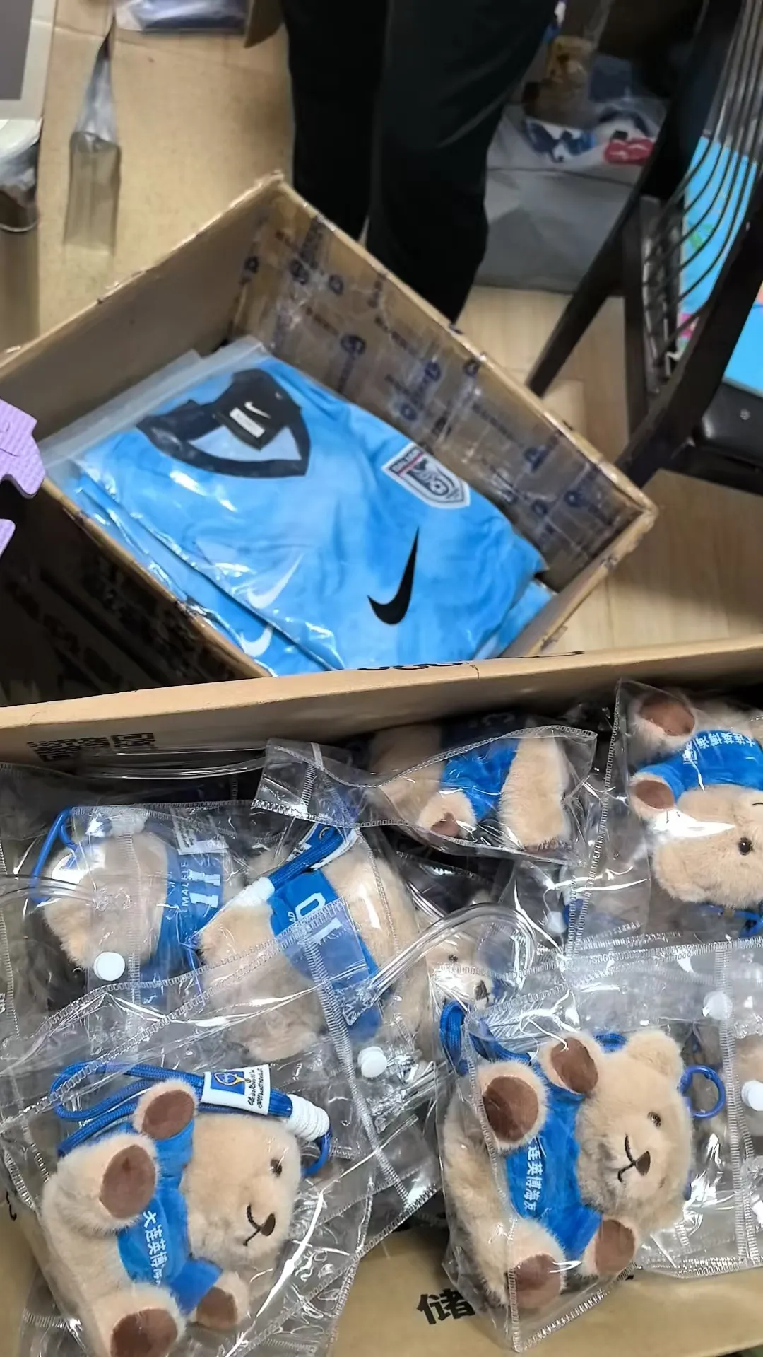 大连警方破获仿冒英博足球队周边产品案(图2)
