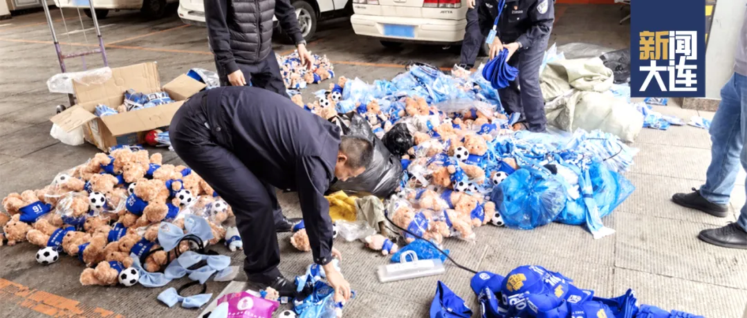 大连警方破获仿冒英博足球队周边产品案(图1)