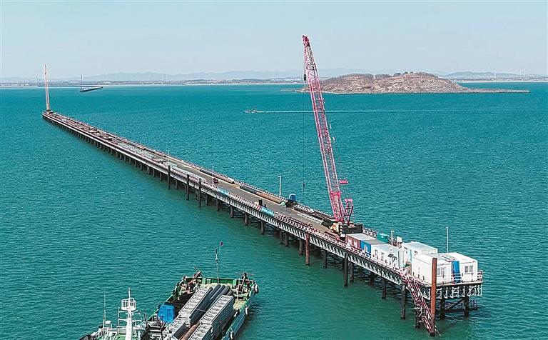 大连长海大桥“生命线”钢栈桥24小时施工不停歇