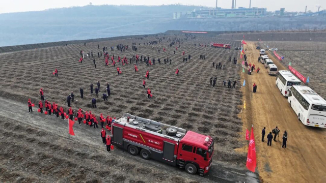 抚顺2000余名干部群众共植新绿