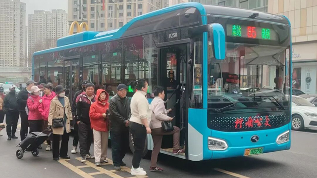 市民自觉排队乘车、校门口有人守护……抚顺用行动诠释“文明出行”